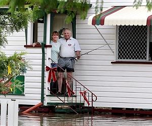 Flood-hit Aussies evacuate tough farming town by boat