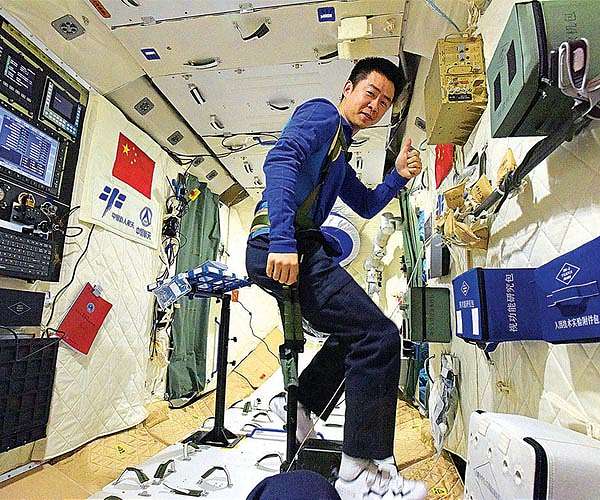 Chen Dong sets national record for longest time in space