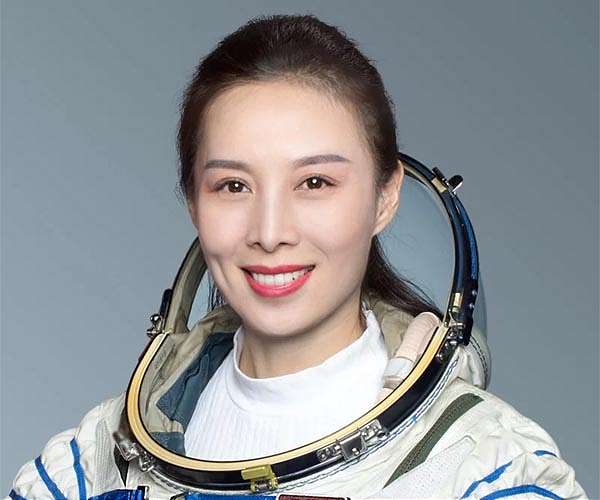 Chinese astronaut bridges gender gap