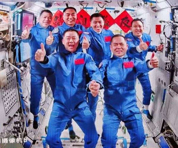 Tiangong hosts dual crews after debris impact delays Shenzhou-20 return