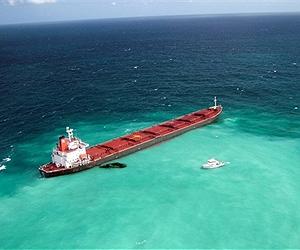 Stranded coal carrier threatens Great Barrier Reef