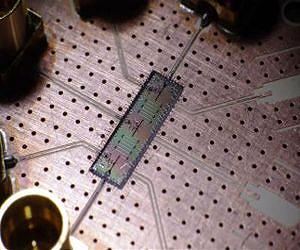 Distant artificial atoms cooperate by sharing light, international research team shows