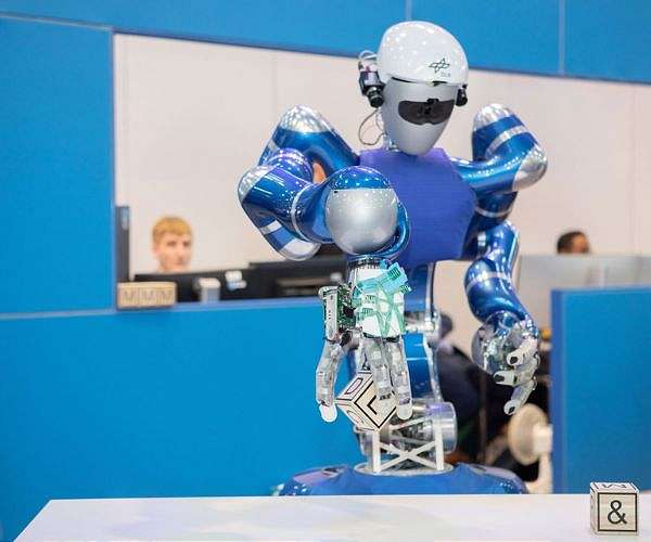 Robot grips intuitively and moves objects like a human