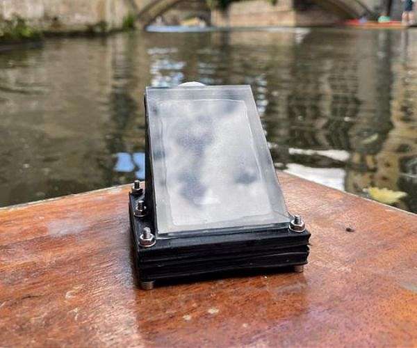 Solar-powered device produces clean water and clean fuel at the same time