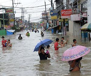8 dead as heavy rains pummel flooded Philippines