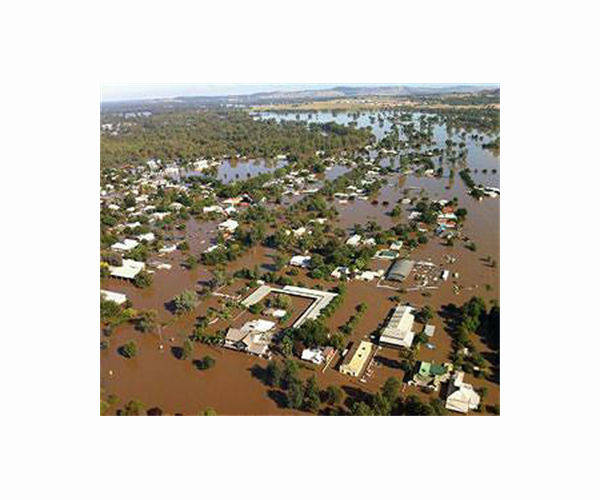 Police urge residents to flee flooded Australian town