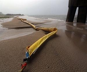 Better weather spurs hope over US oil spill