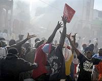 Haiti PM begs for quake aid as looting spreads