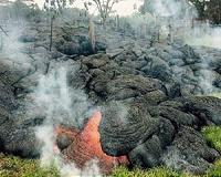 Thousands flee after Hawaii quake triggers new volcano eruptions
