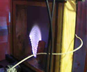 How hypergravity impacts electric arcs