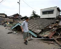 Strong quake hits central Japan as typhoon nears