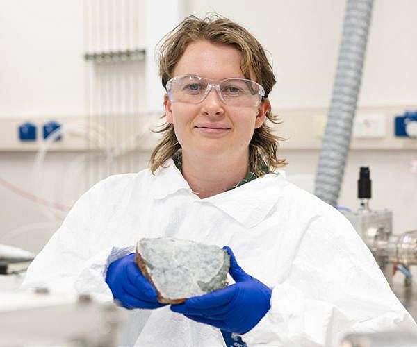 Ancient mantle revealed by 3.7-billion-year-old rocks in Australia