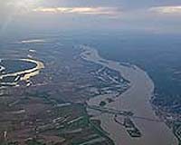Fears for Mississippi river as flood-hit Iowa cleans up