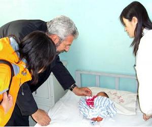 Hong Kong's next leader to ban mainland babies