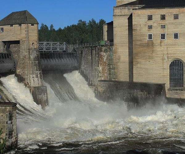 Drought-hit Colombia halts electricity exports to Ecuador