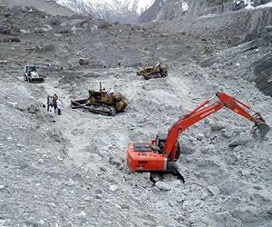 Toxic gases hamper search at Pakistan avalanche site