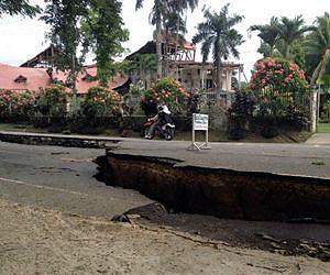 Philippine earthquake creates miles-long rocky wall