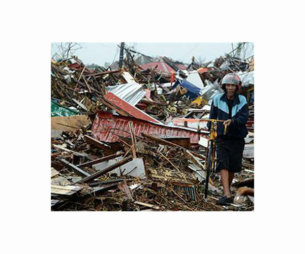 Troops race to deliver aid to Philippine typhoon survivors