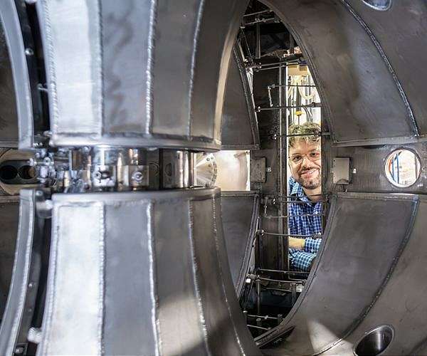 Liquid lithium on the walls of a fusion device helps the plasma within maintain a hot edge