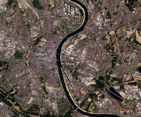 Damaged freighter blocks traffic at drought-hit Rhine