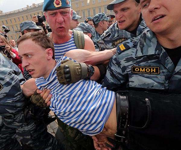 Russian officer suspended after thousands called up in error