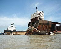Bangladesh bans 'toxic' oil tanker