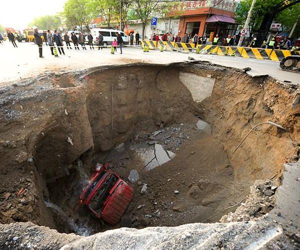Sinkholes threaten luxury property in Chile's resort city
