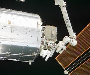 US Discovery astronauts step out on last spacewalk