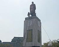Taiwan independence group topples Sun Yat-sen statue