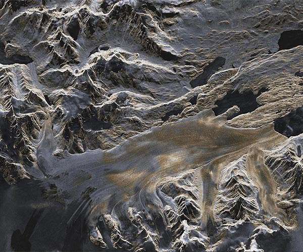 Melting glaciers, fast-disappering gauge of climate change