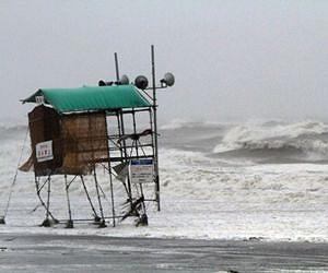 Typhoon smashes into Japan, four already dead