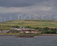 Unbalanced wind farm planning exacerbates fluctuations